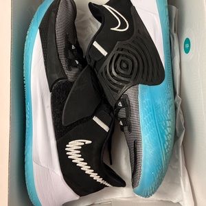 Size 10.5 - Nike Kyrie Low 3 Moon 2020